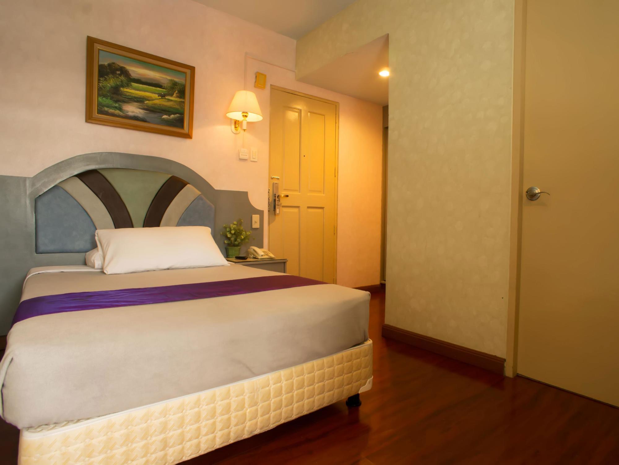 V Hotel Manila Bagian luar foto