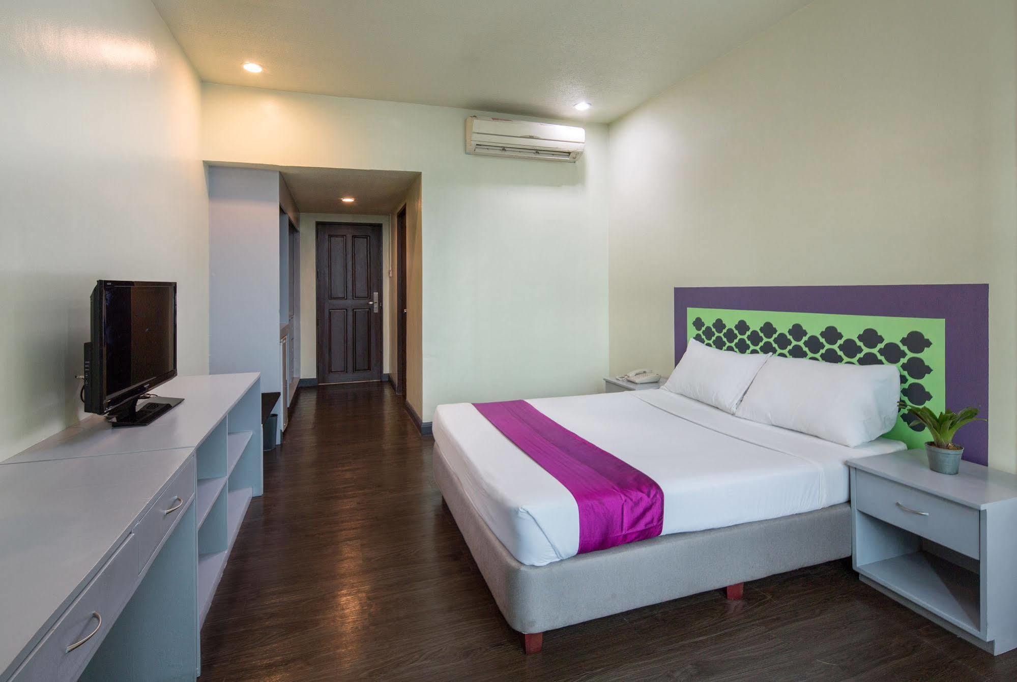 V Hotel Manila Bagian luar foto