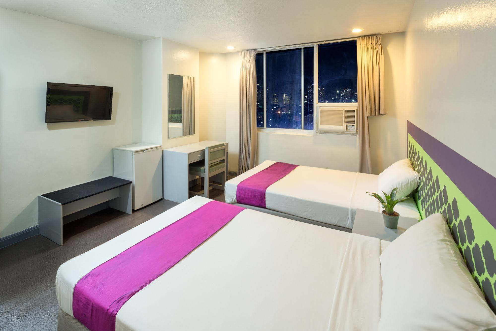 V Hotel Manila Bagian luar foto