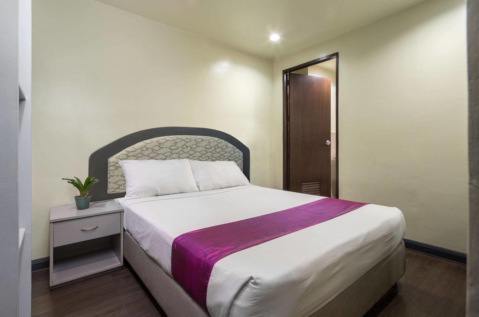 V Hotel Manila Bagian luar foto