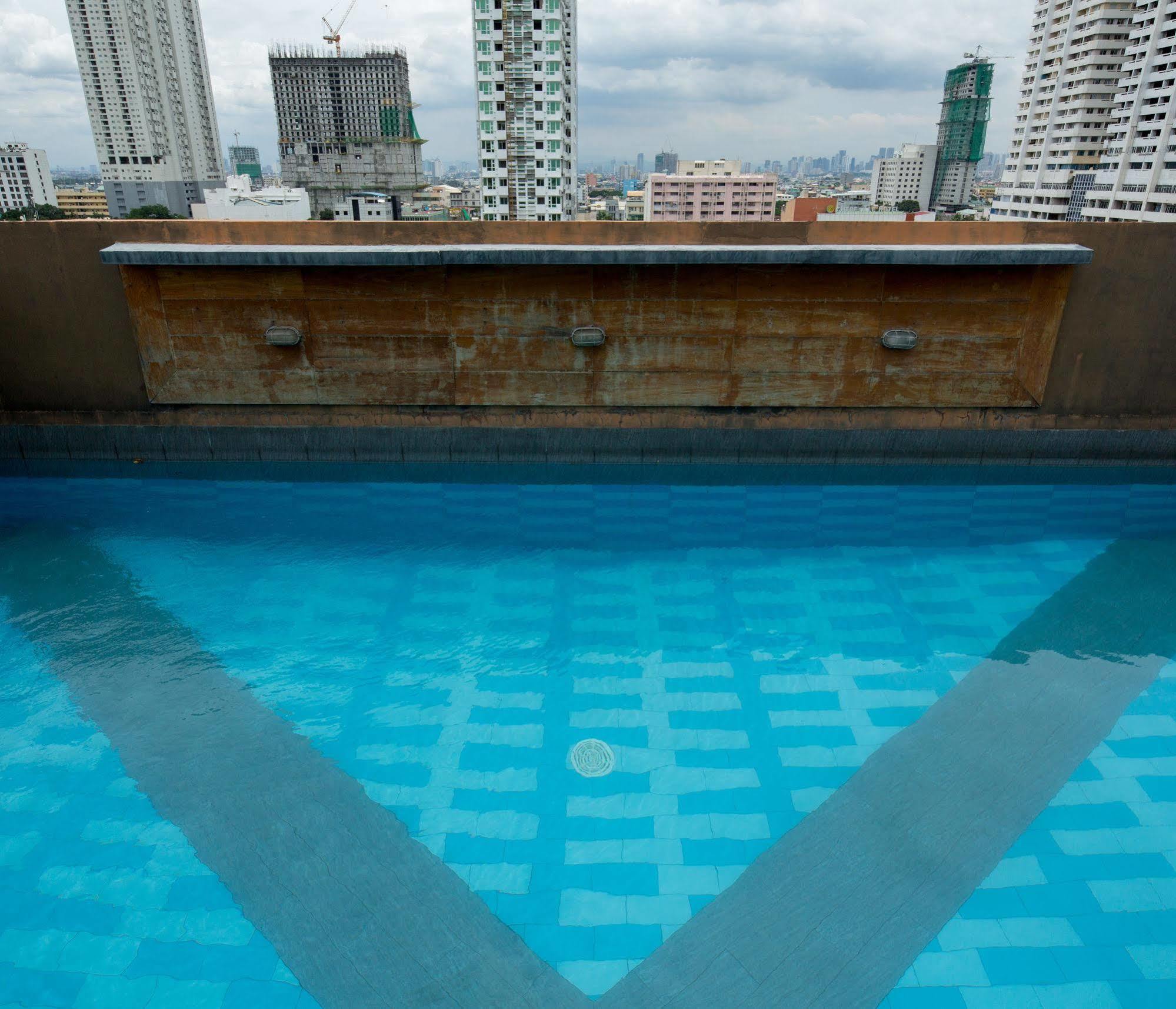 V Hotel Manila Bagian luar foto