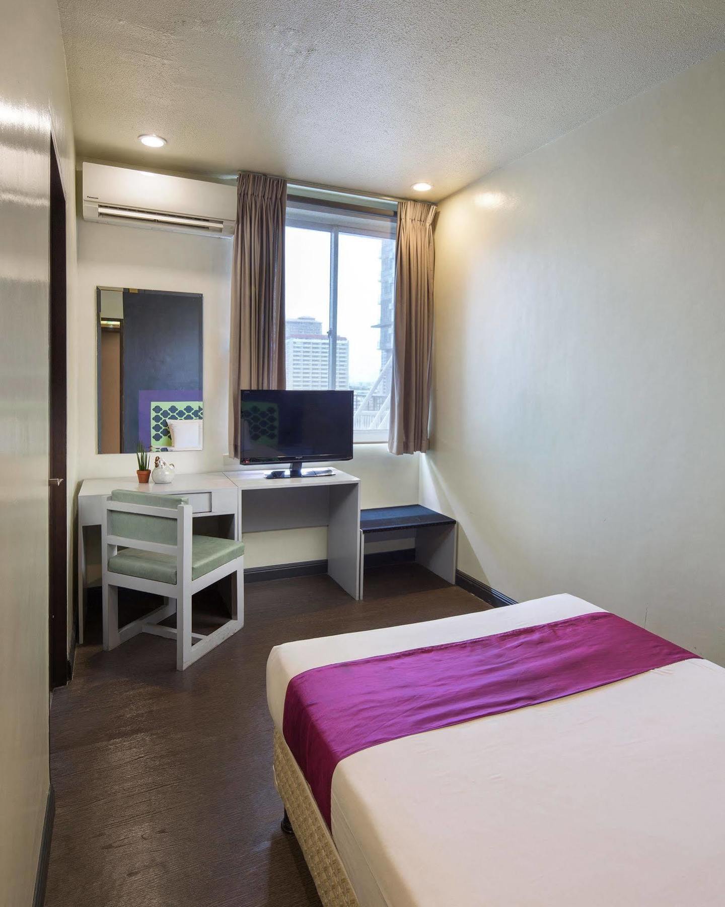 V Hotel Manila Bagian luar foto