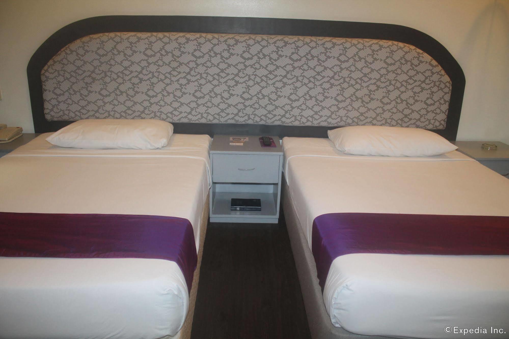 V Hotel Manila Bagian luar foto