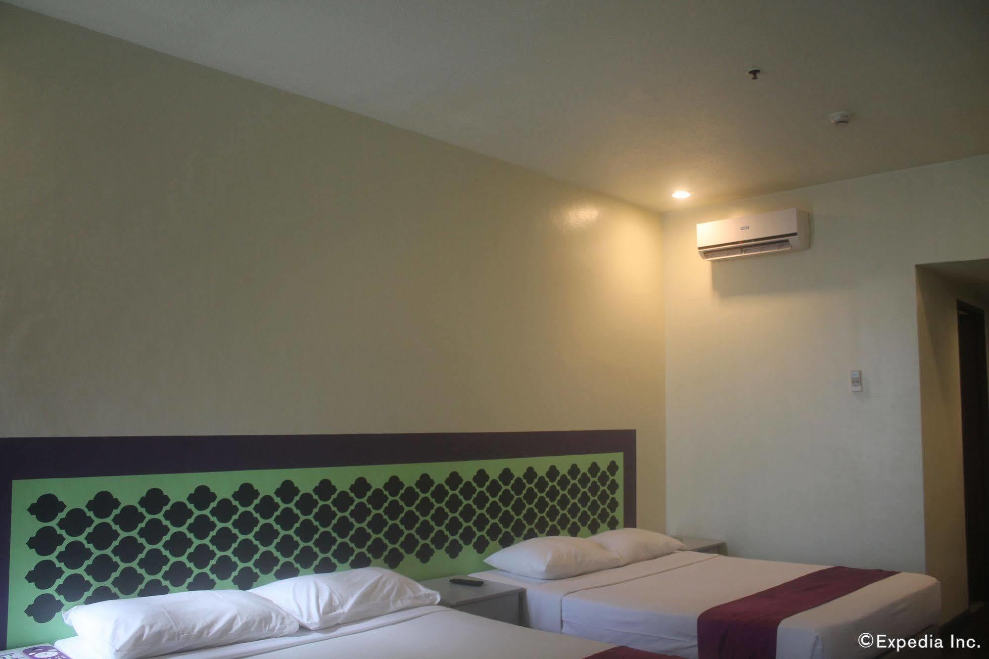 V Hotel Manila Bagian luar foto