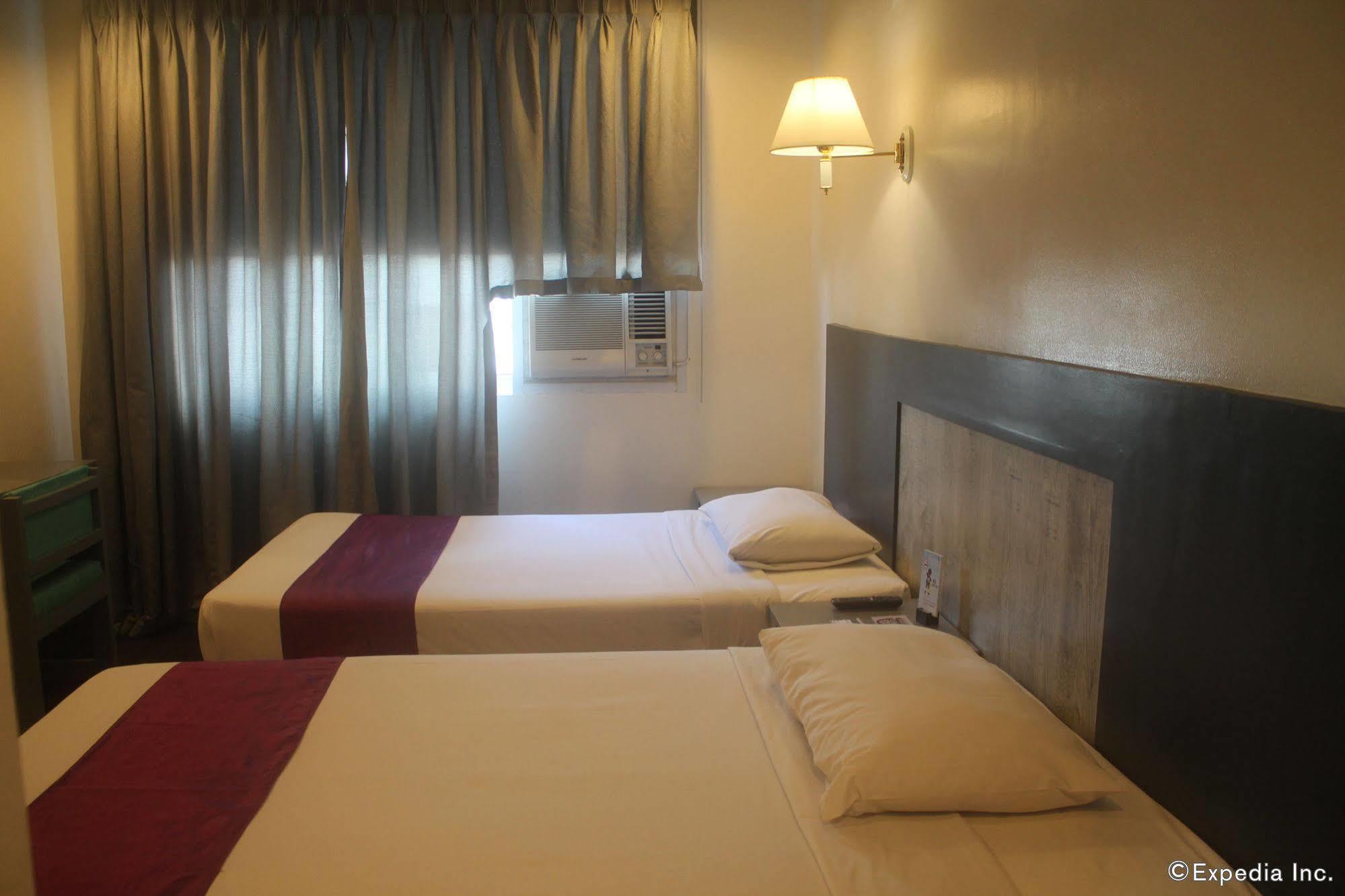 V Hotel Manila Bagian luar foto