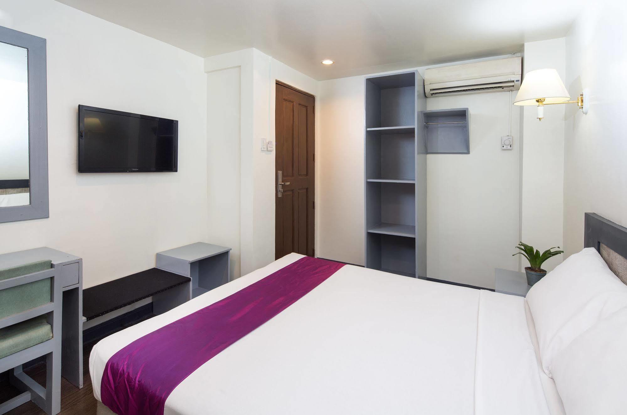V Hotel Manila Bagian luar foto